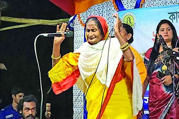 মঞ্চ মাতালেন কাঙালিনী সুফিয়া