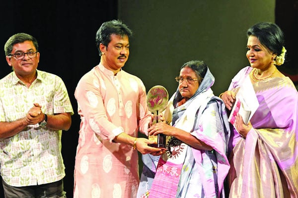 নৃত্যাঞ্চল পদক পেলেন কুমকুম রানী
