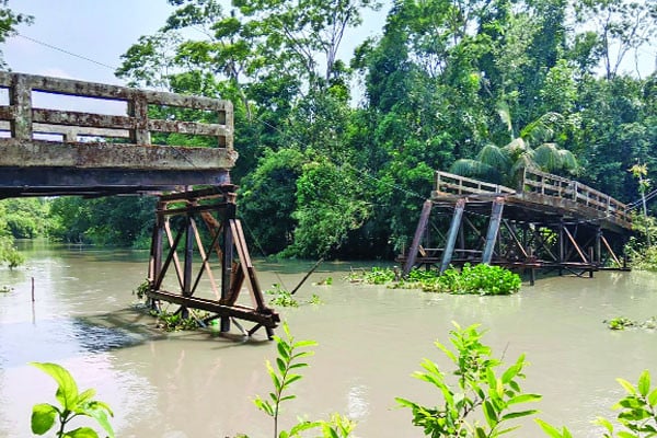 ব্রিজ ভেঙে খালে