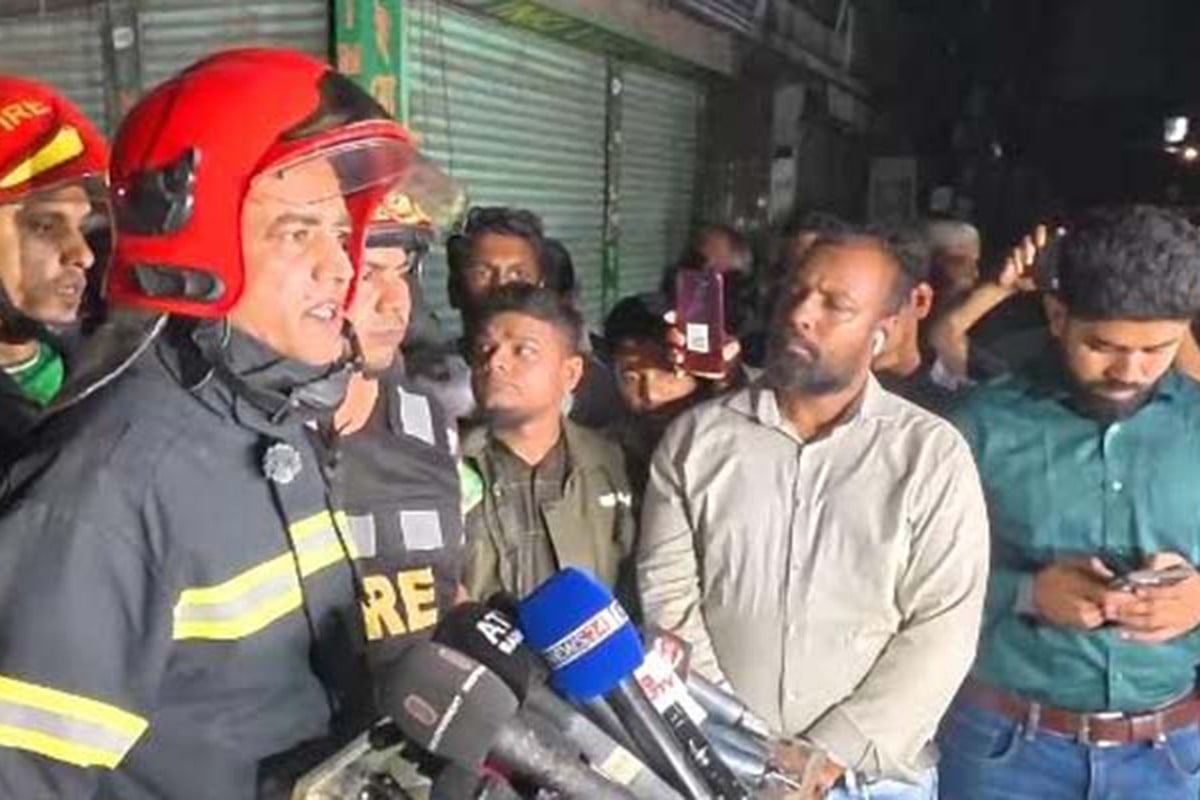 সাব্বির টাওয়ারের ছাদে আগুন, মজুত ছিল দাহ্য বৈদ্যুতিক ও প্লাস্টিক সামগ্রী