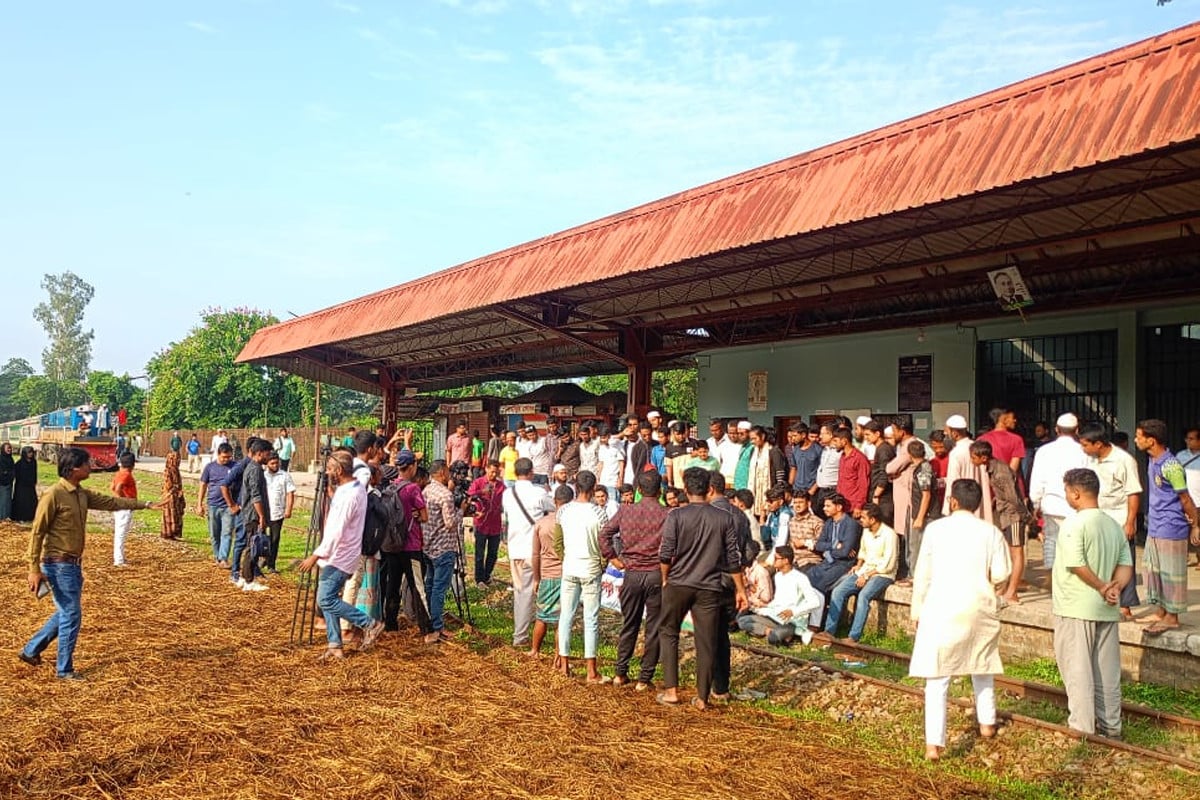 নোয়াখালীতে সুবর্ণচর এক্সপ্রেস দ্রুত চালুর দাবিতে ঘণ্টাব্যাপী রেলপথ অবরোধ