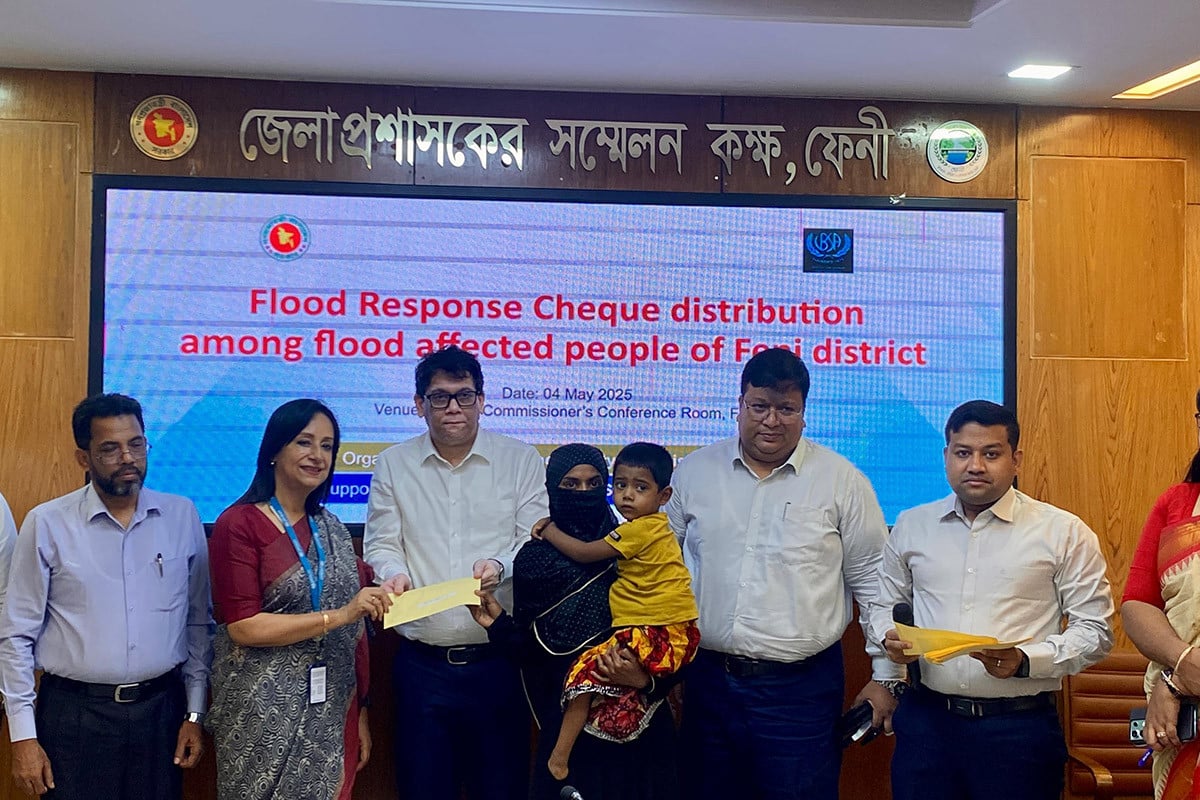 ফেনীতে বন্যায় ক্ষতিগ্রস্তদের নগদ অর্থ প্রদান