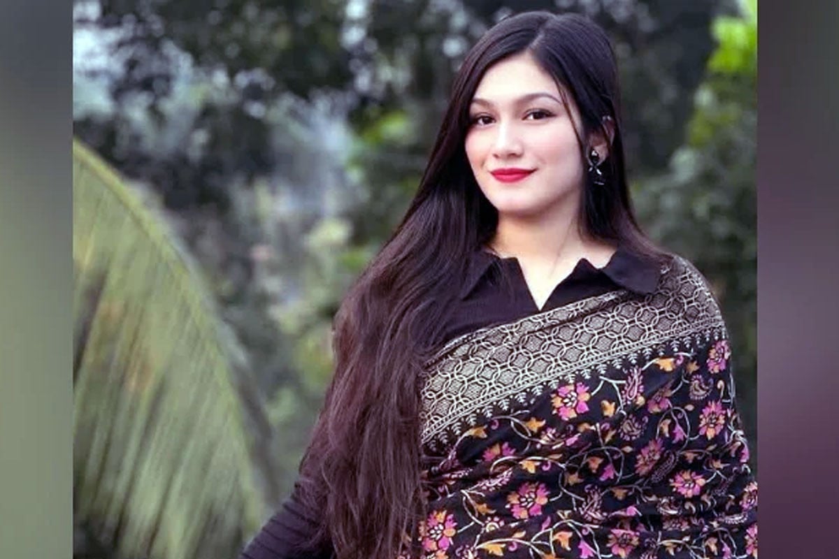 চট্টগ্রামে নিষিদ্ধ ছাত্রলীগ কর্মী ইসরাতকে পুলিশে দিল শিক্ষার্থীরা