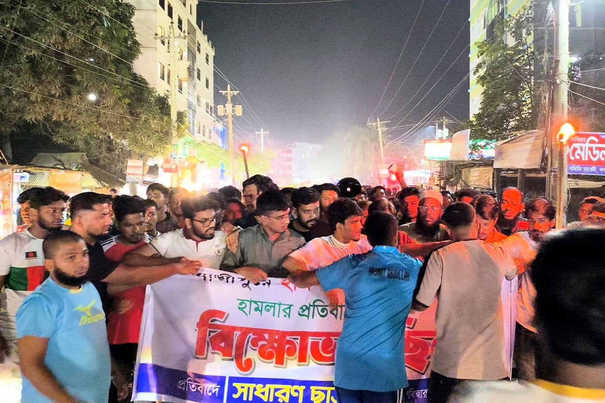 হাসনাত আব্দুল্লাহর ওপর হামলার প্রতিবাদে কুমিল্লায় বিক্ষোভ