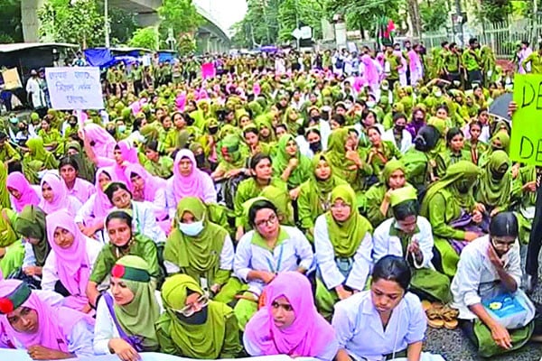 বিক্ষোভে নার্সিং শিক্ষার্থীরা