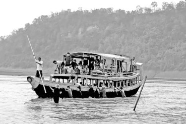 কাপ্তাই হ্রদে পানিসংকট বন্ধ নৌযান চলাচল