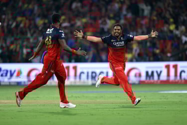চেন্নাইকে ২ রানে হারিয়ে শীর্ষে বেঙ্গালুরু