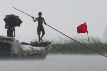 ১০ অঞ্চলের নদীবন্দরে সতর্ক সংকেত