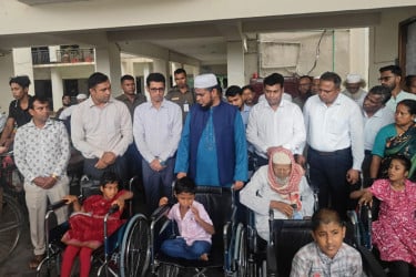 কোটালীপাড়ায় ৩০ জন প্রতিবন্ধীকে হুইলচেয়ার বিতরণ