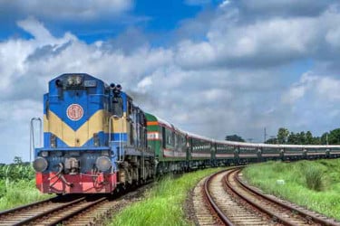 রাজধানীতে ট্রেনের ধাক্কায় দুইজনের মৃত্যু
