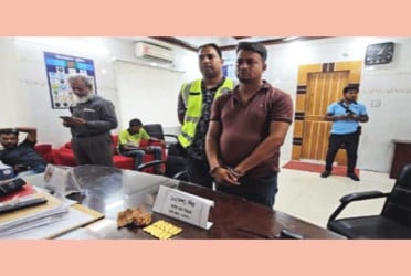 সীমান্তে সোয়া কোটি টাকার স্বর্ণের বারসহ যুবক আটক