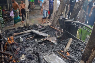 বগুড়ায় বসতবাড়িতে আগুন