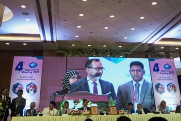 'চিকিৎসার খরচ বহন করতেই গরীব হচ্ছেন দেশের ৫০ লাখ মানুষ'