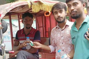 গাইবান্ধায় ছাত্রদলের বোতলজাত বিশুদ্ধ পানি ও বিস্কুট বিতরণ