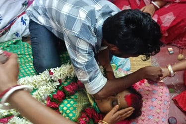 মৃত্যুর পর প্রেমিকাকে দিলেন স্ত্রীর মর্যাদা, শাখা-সিঁদুরে শেষ বিদায়