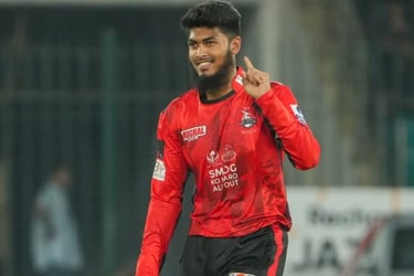 ৩ ম্যাচ পর লাহোরের একাদশে রিশাদ