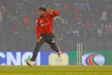 ব্যাটিংয়ে লাহোর, একাদশে ফিরলেন রিশাদ