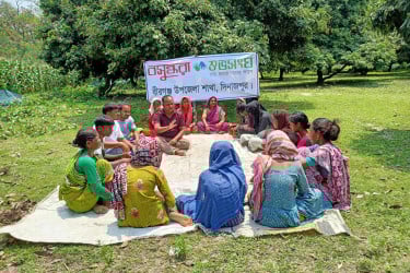 বীরগঞ্জে ক্ষুদ্র নৃগোষ্ঠীর কৃষকদের বজ্রপাত বিষয়ে বসুন্ধরা শুভসংঘের সচেতনতামূলক সভা