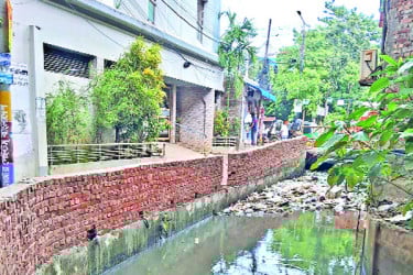 খাল-নালার পাড়ে নিরাপত্তা বেষ্টনী বসাচ্ছে চসিক
