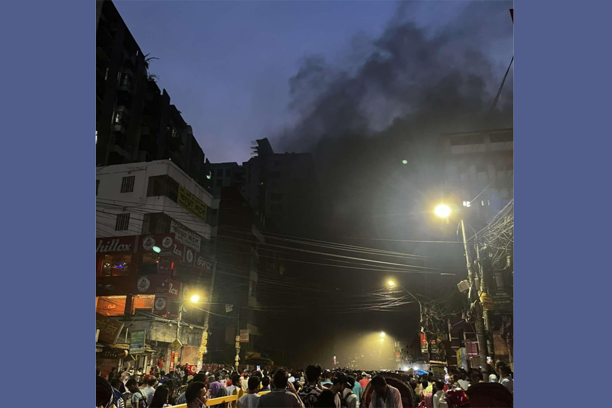 বেইলি রোডে ক্যাপিটাল সিরাজ শপিং সেন্টারে আগুন