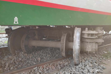 রাজশাহী রেলওয়ে স্টেশনে বনলতার বগি লাইনচ্যুত