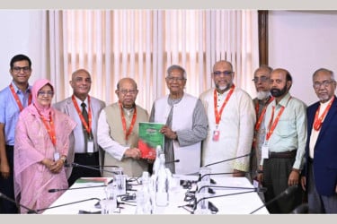 প্রধান উপদেষ্টার কাছে স্বাস্থ্য খাত সংস্কার কমিশনের প্রতিবেদন জমা