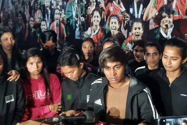 বাফুফের সঙ্গে চুক্তিতে ফিরলেন বিদ্রোহী নারী ফুটবলাররা