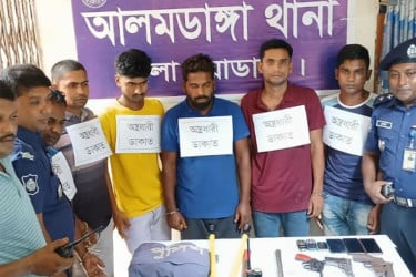 চুয়াডাঙ্গায় অস্ত্রসহ ৬ ডাকাত গ্রেফতার