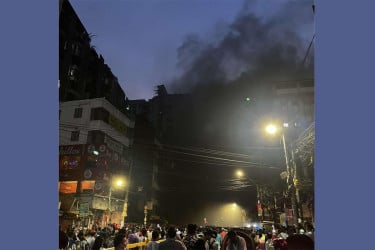 বেইলি রোডে ক্যাপিটাল সিরাজ শপিং সেন্টারে আগুন