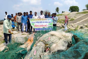 কুমারখালীতে নিষিদ্ধ জাল বিনষ্ট, জেলেকে জরিমানা