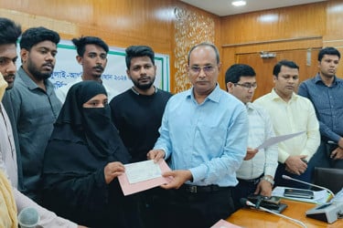 সিরাজগঞ্জে জুলাই-আগষ্টে নিহত শহীদ পরিবারে চেক বিতরণ