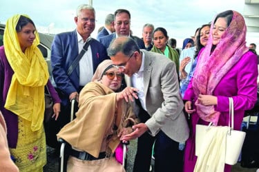 জনজোয়ারে ফিরছেন খালেদা