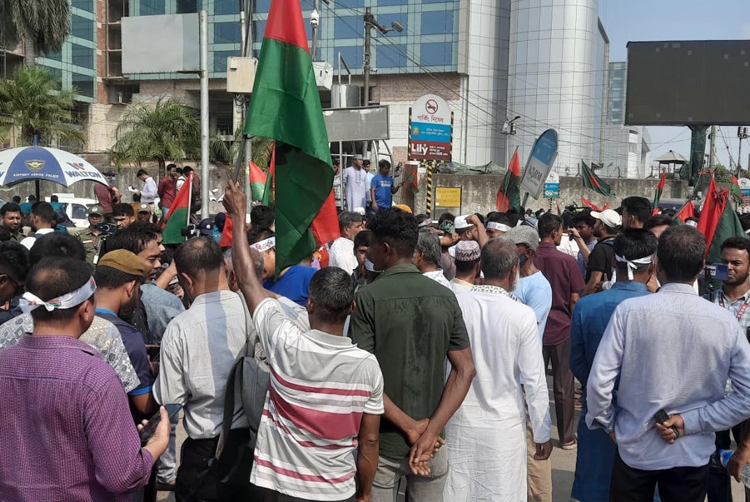খালেদা জিয়াকে স্বাগত জানাতে পতাকা হাতে বিএনপির নেতাকর্মীরা