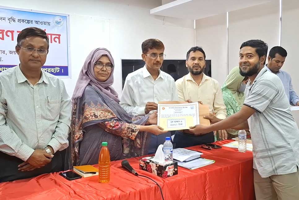 তেল জাতীয় ফসল উৎপাদনে পুরস্কার পেলেন ৫ কৃষক