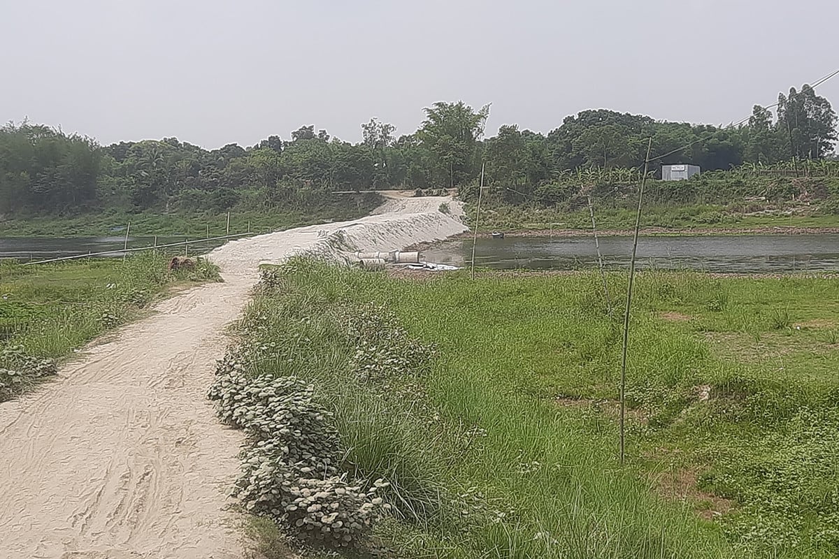 মানিকগঞ্জে কালিগঙ্গা নদীতে বাঁধ দিয়ে রাস্তা, পানি প্রবাহ ব্যাহত