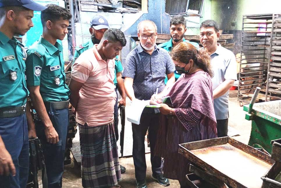 চসিকের ভেজাল বিরোধী অভিযানে বেকারিকে জরিমানা