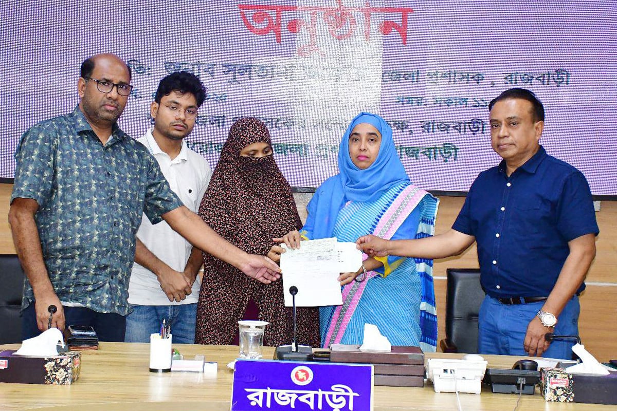 রাজবাড়ীতে জুলাই শহিদ পরিবারের মাঝে সঞ্চয়পত্র বিতরণ