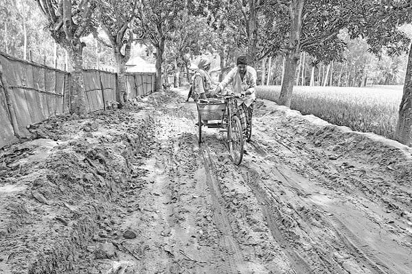 রাস্তা খুঁড়েই কাজ বন্ধ