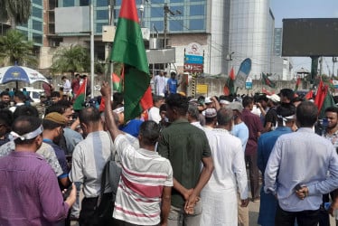 খালেদা জিয়াকে স্বাগত জানাতে পতাকা হাতে বিএনপির নেতাকর্মীরা