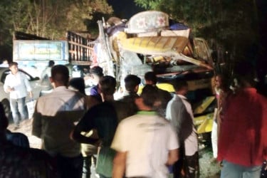দিনাজপুরে বাস-ট্রাক সংঘর্ষে নারী নিহত