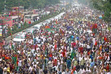 বিমানবন্দর থেকে গুলশানের বাসভবন পর্যন্ত খালেদা জিয়াকে ব্যাপক সংবর্ধনা