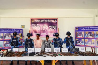 বনদস্যু করিম শরীফ বাহিনীর দুই সদস্য আটক, অস্ত্র-গোলাবারুদ উদ্ধার
