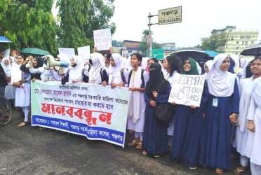 পঞ্চগড়ে অধ্যক্ষ পদায়নের প্রতিবাদে কলেজ ছাত্রীদের বিক্ষোভ