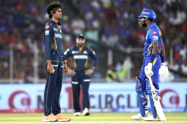 শীর্ষে ওঠার লড়াইয়ে আজ মুখোমুখি মুম্বাই-গুজরাট