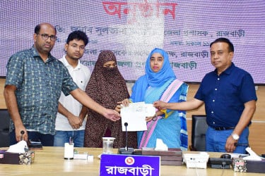 রাজবাড়ীতে জুলাই শহিদ পরিবারের মাঝে সঞ্চয়পত্র বিতরণ