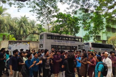 চার দফা দাবিতে জবি শিক্ষার্থীদের বিক্ষোভ