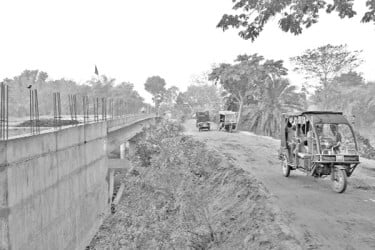 পাঁচ বছরেও শেষ হয়নি ব্রিজ নির্মাণ