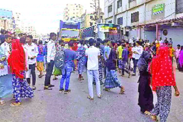 ট্রাকচাপায় পোশাকশ্রমিকের মৃত্যু, প্রতিবাদে অবরোধ