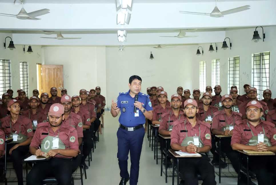 ফেনীতে ভিডিপি অ্যাডভান্সড প্রশিক্ষণের সনদ বিতরণ