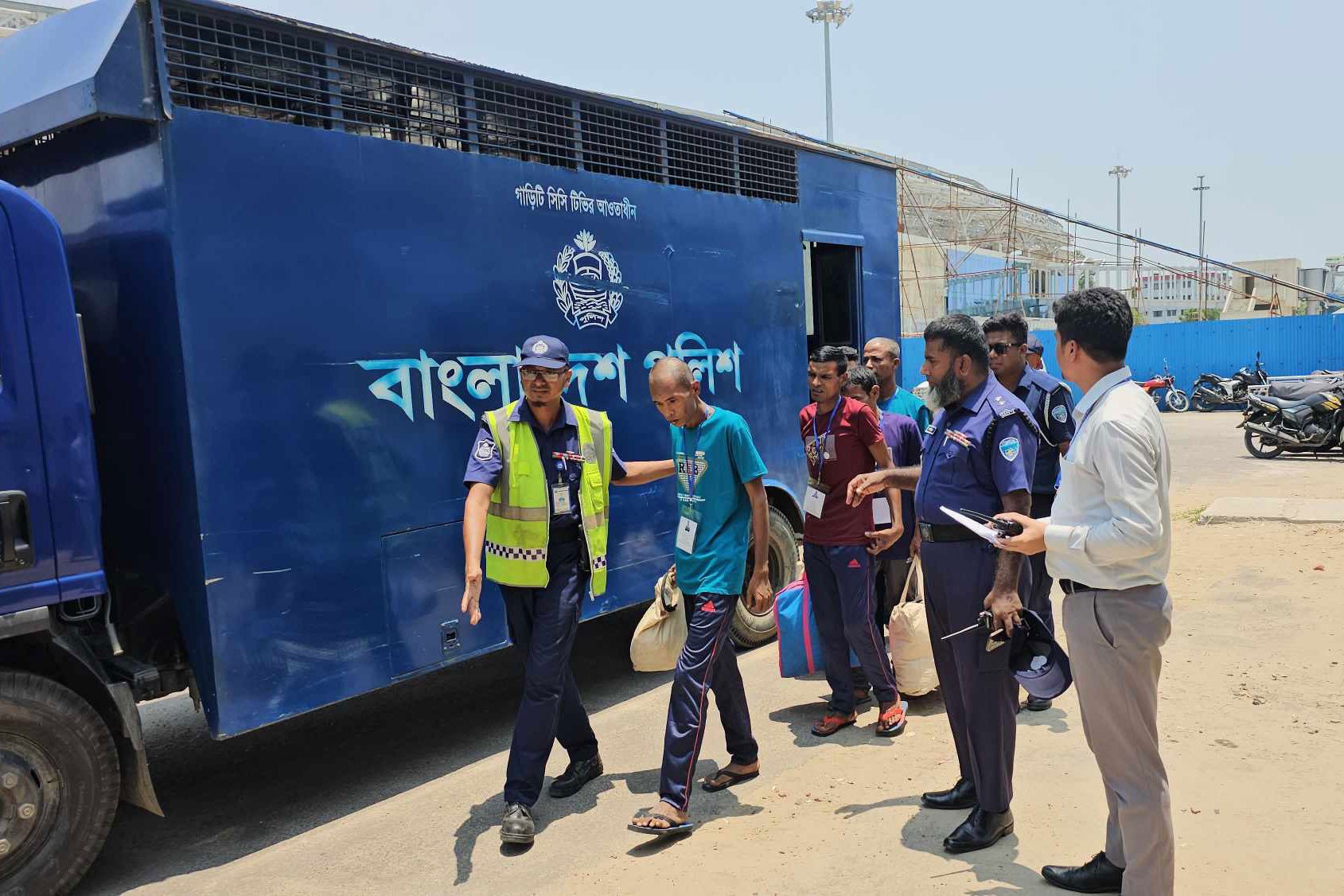 স্বদেশে ফেরত গেল সেনা-বিজিপি সদস্যসহ ৪০ মিয়ানমার নাগরিক